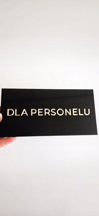 dla personelu czarna plexa zloty napis.png